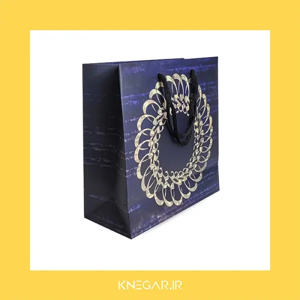 ساک دستی گلاسه طرح قلم عشق» با طراحی کالیگرافی و چاپ دقیق، انتخابی خاص برای بوتیک‌ها، مزون‌ها و فروشگاه‌های هدیه. کاغذ باکیفیت، دسته مقاوم و تحویل سریع.